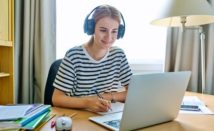 Nowoczesne technologie w służbie edukacji – jak platforma e-learningowa wspiera naukę studentów?