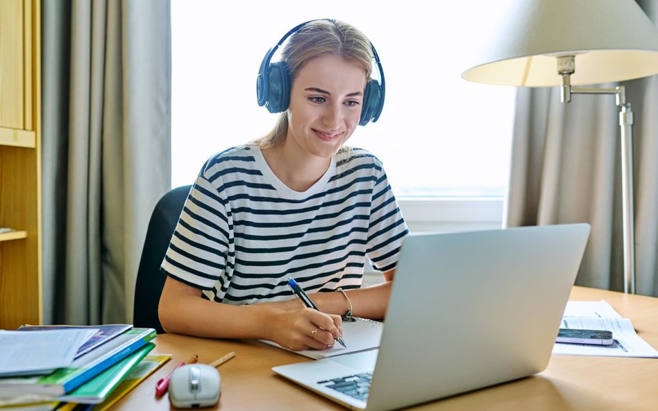 Nowoczesne technologie w służbie edukacji – jak platforma e-learningowa wspiera naukę studentów?