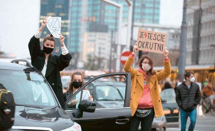 Protestujący przeciwko wyrokowi TK – na zdjęciu uczestniczki demonstracji w stolicy 26 października 