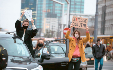 Protestujący przeciwko wyrokowi TK – na zdjęciu uczestniczki demonstracji w stolicy 26 października 