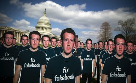 „Napraw fakebooka”. Setka wyciętych z kartonu sylwetek Marka Zuckerberga z takim wezwaniem stanęła w