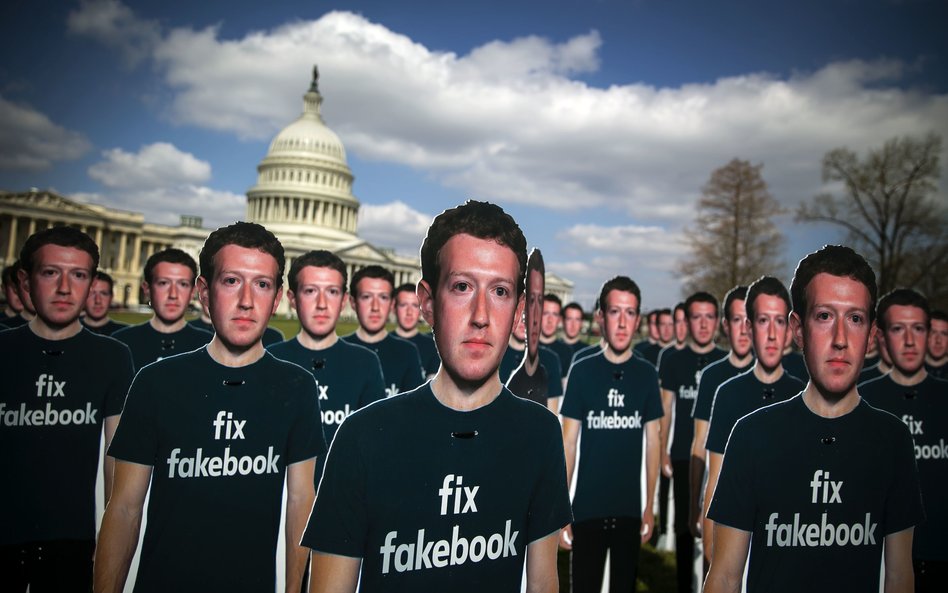 „Napraw fakebooka”. Setka wyciętych z kartonu sylwetek Marka Zuckerberga z takim wezwaniem stanęła w