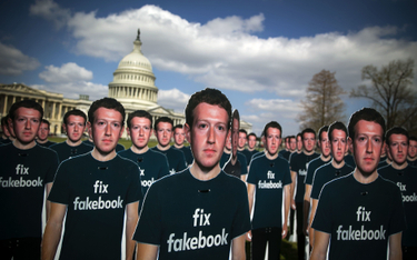 „Napraw fakebooka”. Setka wyciętych z kartonu sylwetek Marka Zuckerberga z takim wezwaniem stanęła w