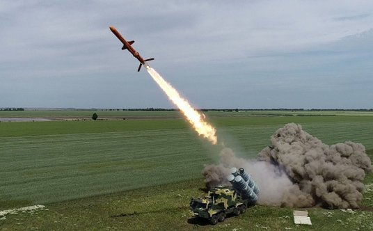 Strzelanie doświadczalne pociskiem R-360A z wyrzutni USPU-360 na podwoziu samochodu KrAZ-7634NE.