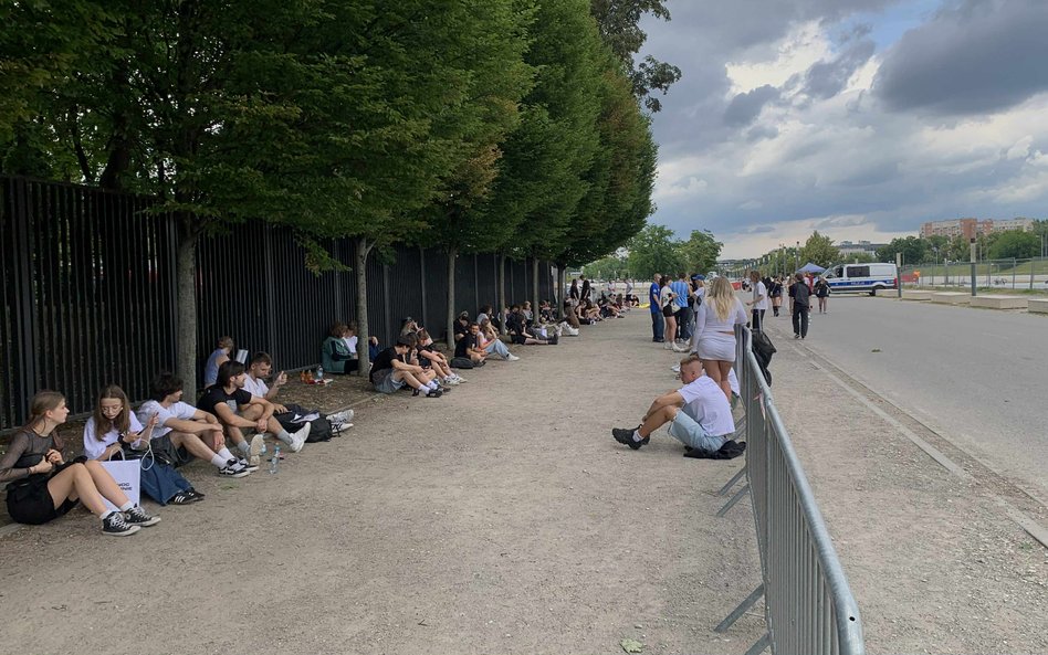 Fani oczekujący w kolejkach przed PGE Narodowym