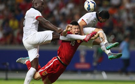 Reprezentant Chin Sun Ke walczy o piłkę z Jeanem Jacquesem Kilamą z Hong Kongu w trakcie eliminacji 