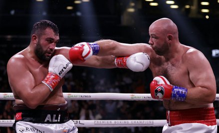 Adam Kownacki (z prawej) w walce z Ali Erenem Demirezenem.