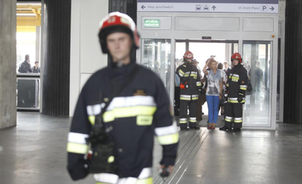 Stare ubrania i bagaże terroryzują Warszawę
