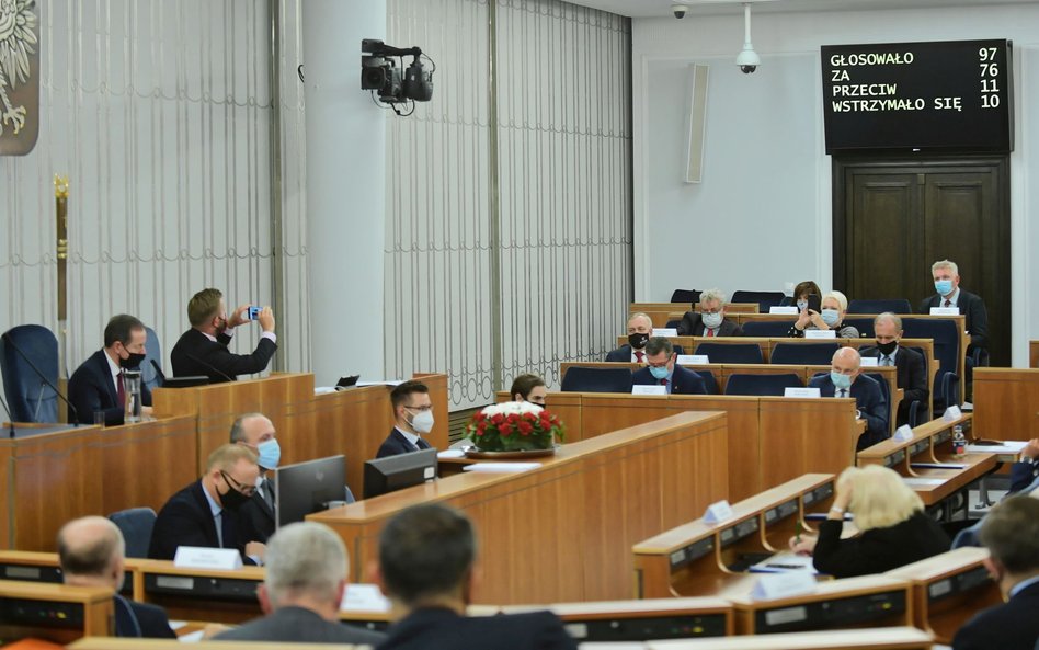 W Senacie zakulisowe przepychanki i negocjacje trwały niemal do ostatniej chwili