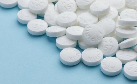 Aspiryna po szczepieniu przeciw COVID-19? Lekarz ostrzega