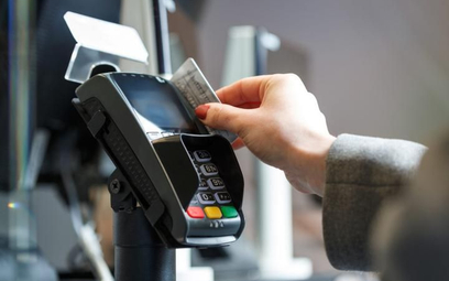 Cash back jest dostępny pod warunkiem zapłacenia kartą za zakupy w sklepie