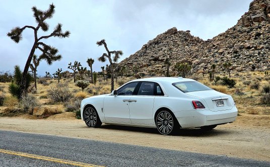 Ghost w parku narodowym Joshua Tree. To miejsce słynie z wyjątkowo wyglądających drzew Jozuego