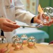 Zwykłe przeziębienie najlepiej leczyć tradycyjnymi metodami: bańkami i herbatą z sokiem malinowym