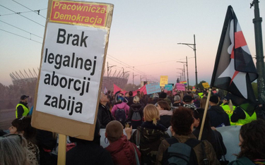 Marsz zwolenników aborcji przeszedł ulicami Warszawy