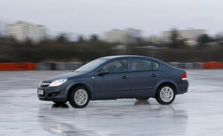 Czy zwrócone wydatki na najem auta są przychodem