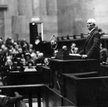 W Sejmie II RP ton nadawali potomkowie dawnych elit. Obrady otwiera marszałek Ignacy Daszyński, socj