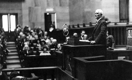 W Sejmie II RP ton nadawali potomkowie dawnych elit. Obrady otwiera marszałek Ignacy Daszyński, socj
