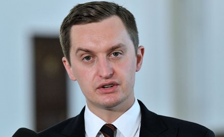 Wiceminister sprawiedliwości Sebastian Kaleta podczas konferencji prasowej w sprawie nowelizacji Kod