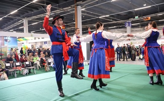 Tańce i stroje ludowe dodały kolorytu i werwy targom