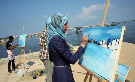 Palestyńska uczennica z Gazy ćwiczy się malowaniu