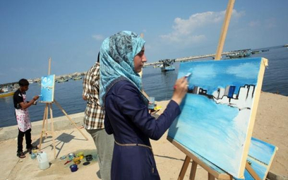 Palestyńska uczennica z Gazy ćwiczy się malowaniu