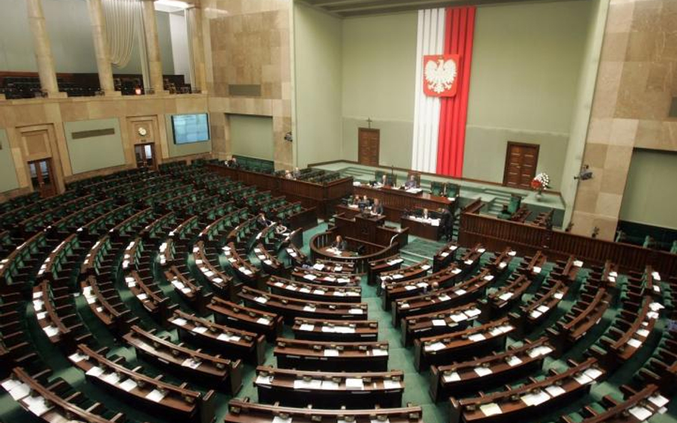 Przywileje byłych posłów: 2 lata bez zwolnienia i obniżki pensji