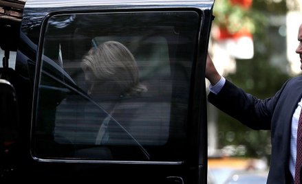 Nowy Jork, niedziela. Hillary Clinton po wyjściu z domu córki, gdzie odpoczywała po zasłabnięciu.
