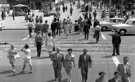 Skrzyżowanie Alej Jerozolimskich i Marszałkowskiej w Warszawie. Ile typów ludzkich? Ile losów? Ile o