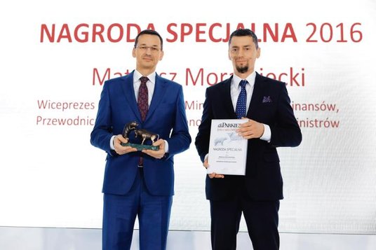 Wicepremier Mateusz Morawiecki odebrał nagrodę specjalną z rąk Andrzeja Steca, redaktora naczelnego.