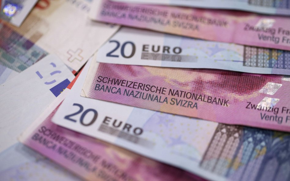 Euro znów nieco mocniejsze od dolara