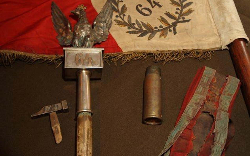 Muzeum Wojska Polskiego wzbogaciło się o srebrnego orła ze złotą koroną i inne elementy sztandaru