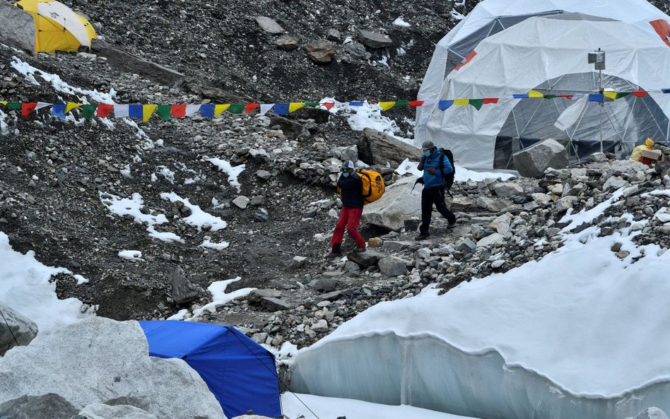 Władze Nepalu do himalaistów: Oddajcie butle na tlen