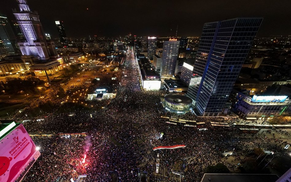 Październik 2020 r. Wielotysięczny protest w Warszawie po orzeczeniu TK