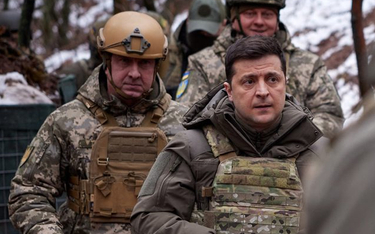 Prezydent Ukrainy Wołodymyr Zełenski w przeddzień rozmowy  Biden–Putin odwiedził żołnierzy na linii 