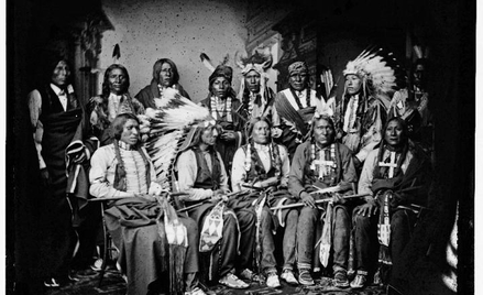 Indiańscy wodzowie ok. 1860–1880. Drugi od lewej siedzi Red Cloud (Czerwona Chmura)