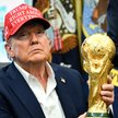 Donald Trump trzyma puchar Mistrzostw Świata FIFA w Gabinecie Owalnym Białego Domu w Waszyngtonie