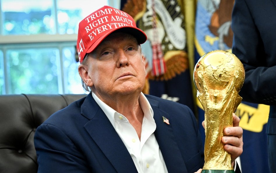 Donald Trump trzyma puchar Mistrzostw Świata FIFA w Gabinecie Owalnym Białego Domu w Waszyngtonie