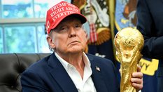Donald Trump trzyma puchar Mistrzostw Świata FIFA w Gabinecie Owalnym Białego Domu w Waszyngtonie