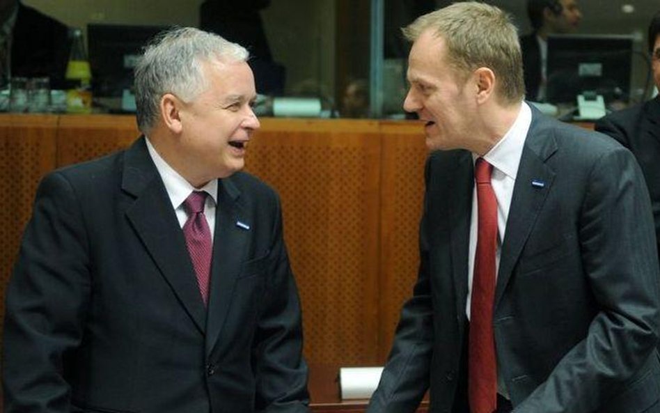 Prezydent Lech Kaczyński z premierem Donaldem Tuskiem podczas dwudniowego szczytu w Bruskeli.