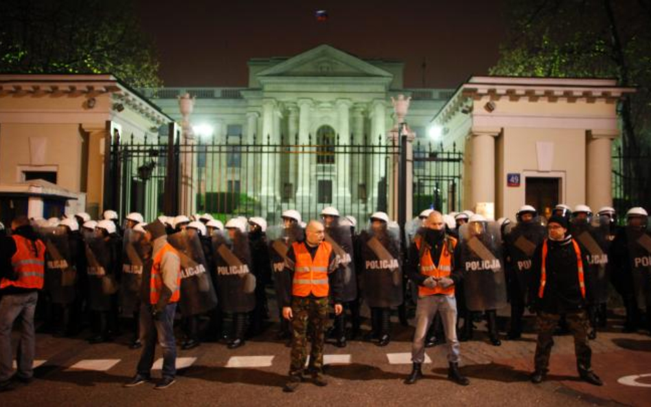 11 listopada policjanci pilnowali głównego wejścia do rosyjskiej ambasady. Na jej tyłach odpowiednie