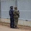 Funkcjonariusze wojska i policji na granicy z Białorusią w Połowcach