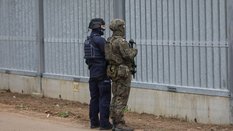 Funkcjonariusze wojska i policji na granicy z Białorusią