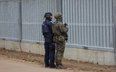 Funkcjonariusze wojska i policji na granicy z Białorusią w Połowcach