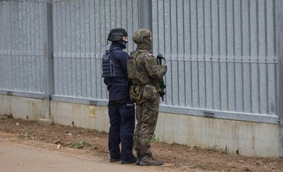 Funkcjonariusze wojska i policji na granicy z Białorusią w Połowcach