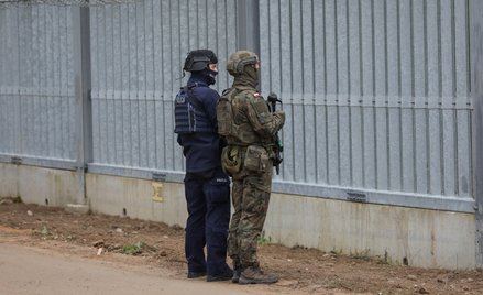 Funkcjonariusze wojska i policji na granicy z Białorusią w Połowcach