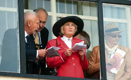 Nie było wprawdzie aż takich kapeluszy jak na trybunach Royal Ascot, ale i tak w najważniejszym dniu