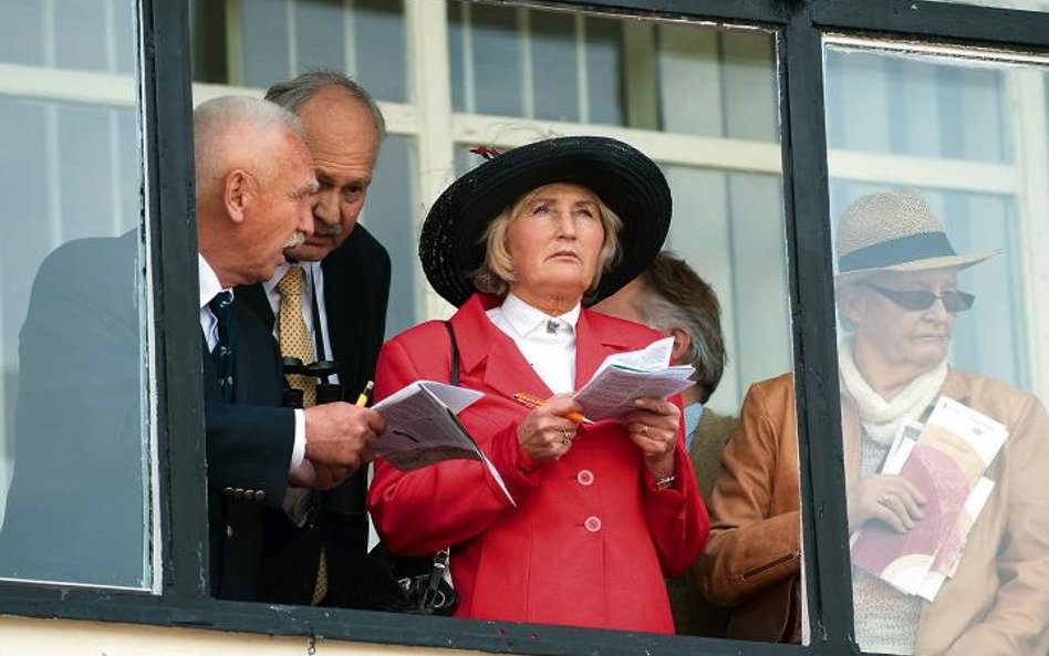 Nie było wprawdzie aż takich kapeluszy jak na trybunach Royal Ascot, ale i tak w najważniejszym dniu
