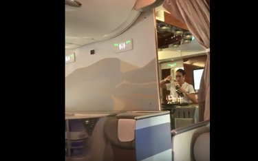 Dlaczego stewardessa przelewała szampana do butelki?