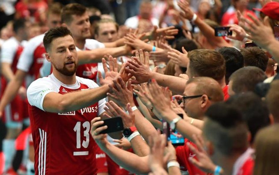 Polscy kibice tłumnie wspierają swoich ulubieńców w Holandii. Na prawdziwe emocje i trudniejszych ry