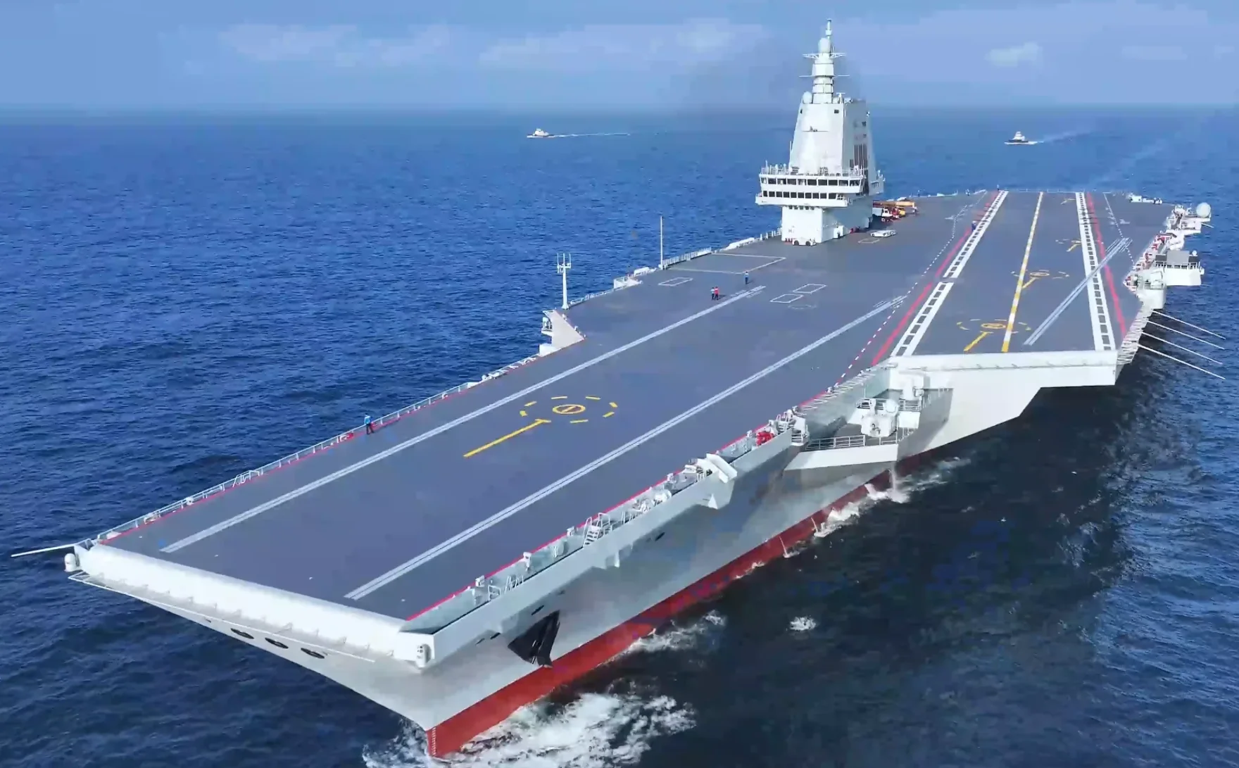 Dzieli je 50 lat różnicy. W czym nowy chiński lotniskowiec ustępuje amerykańskiemu okrętowi?